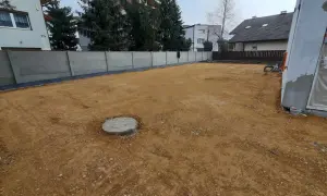 Przygotowanie terenu pod układanie kostki brukowej. Warstwy gruntu czekają na dalsze prace.