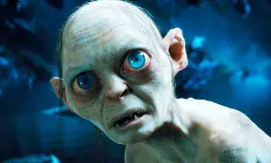 Gollum, med sina stora blå ögon, stirrar intensivt. En ikonisk karaktär från en ny Sagan om Ringen film.