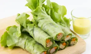 Roladki z sałaty z warzywami i surimi, obok sos. To inspiracja, jak sadzić sałatę, by mieć świeże składniki.
