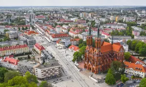Widok z lotu ptaka na centrum Białegostoku z imponującą katedrą. To miejsce, co warto zobaczyć w Białymstoku, zachwyca architekturą i klimatem.