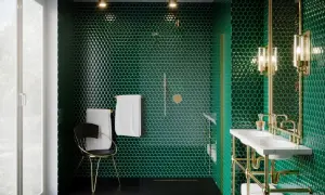 Ekskluzywna łazienka w stylu art deco. Ściany pokryte zielonymi, heksagonalnymi płytkami, złote detale, podwójna umywalka i stylowe oświetlenie tworzą luksusową atmosferę.