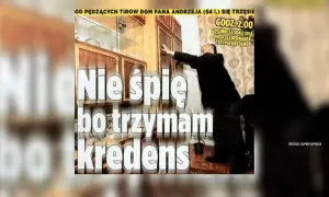 Mężczyzna w nocy trzyma mebel, bo nie śpi, bo trzymam kredens. Dom pana Andrzeja się trzęsie.