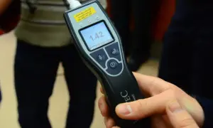 Wirtualny alkomat: Złudna pewność? Promile, prawo i konsekwencje.