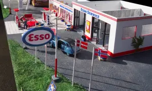 En miniatyr av en Esso-mack i Sverige med bilar, pumpar och flaggor.