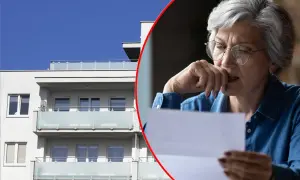 Zmartwiona kobieta czyta list przed nowoczesnym budynkiem, być może dotyczy to jej mieszkania TBS.