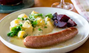En tallrik med stekt isterband, potatis med ärtor och dill, samt rödbetor. Ett klassiskt svenskt recept som passar perfekt till helgen.