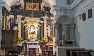 Wnętrze kościoła, ołtarz główny z obrazem Jezusa, po prawej figura Matki Boskiej. To miejsce to pustelnia błogosławionej Salomei.