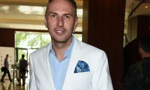 Krzysztof Gojdź w białej marynarce, z niebieską poszetką. Czyżby szykował się na spotkanie z żoną?