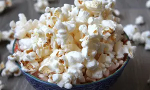 Pyszny popcorn na patelni, idealny do filmowego wieczoru. Prosty przepis, jak zrobić popcorn na patelni, by był chrupiący i puszysty.