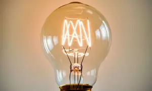 Ile prądu pobiera żarówka 100w? Zaskakujące koszty energii