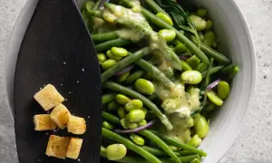Frischer Bohnensalat mit cremiger Sauce und Croutons. Ein leichtes und leckeres Bohnensalat Rezept für den Sommer.