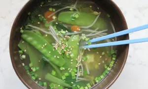 Zupa miso: Co to jest? Poznaj sekret smaku umami i zdrowia