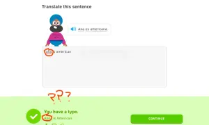 El personaje de Duolingo señala un error tipográfico en la traducción de nombres españoles en inglés: "Ann" en lugar de "Ana".