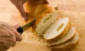Krojony świeżo upieczony chleb domowy, idealny do każdego posiłku. Ten przepis na chleb domowy pieczony w piekarniku jest prosty i pyszny.