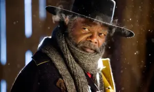 Samuel L. Jackson w filmach, w kapeluszu i szaliku, z parą unoszącą się z ust.