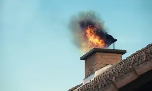 Ogień i dym wydobywają się z komina, tworząc widowiskowy pokaz. Sadze w kominie mogą być niebezpieczne.