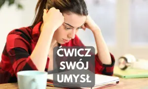 Zmęczona dziewczyna przy biurku, z rękami na głowie. Napis: "Ćwicz swój umysł". To idealny moment na trening pamięci ćwiczenia.