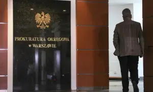 Mężczyzna w garniturze wchodzi do Prokuratury Okręgowej w Warszawie. Protokół powypadkowy sporządza się w terminie nie późniejszym niż.