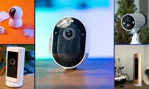 Collection de caméras intelligentes : une caméra rotative blanche, une caméra de sécurité Ring, une caméra extérieure Tapo et une caméra Netatmo dorée.