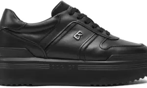 Eleganckie czarne buty na platformie z logo "B" i napisem "BOGNER". To marka znana z luksusowej odzieży sportowej i akcesoriów.