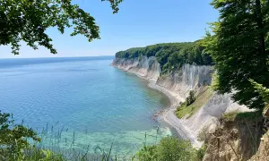 Traumhafter Urlaub Norddeutschland: Kreidefelsen und türkisfarbenes Meer an der Ostseeküste.