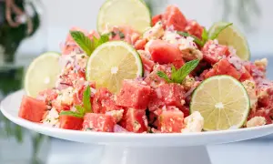 En uppfriskande melon sallad med fetaost, mynta och lime. Perfekt för en varm sommardag.