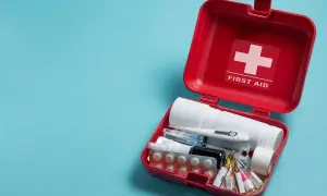Co znajdziemy w apteczce pierwszej pomocy? Kluczowe elementy i porady