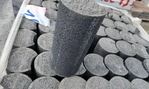 Stojące obok siebie, okrągłe elementy palisady betonowej tworzą imponujący stos.