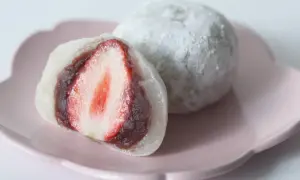 Słodkie mochi co to? Delikatne ciastko ryżowe z nadzieniem z pasty fasolowej i soczystą truskawką w środku.