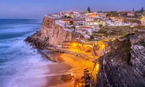 En pittoresk kuststad i Portugal, med vita hus på klipporna och en strand nedanför. Ett perfekt portugal resmål.