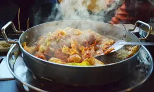 Jak ugotować makaron Chow Mein? Perfekcyjny i nieklejący się!