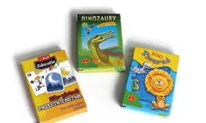 Trzy pudełka gier karcianych: "Dinozaury", "Zoo Piotruś" i "Edu-piotruś Przeciwieństwa".