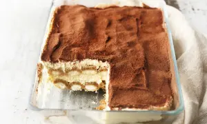 Nie daj się zwieść trudnym przepisom - tiramisu w dużej blaszce łatwo!