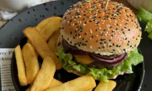 Perfekcyjny burger: ile smażyć, by był soczysty? Poradnik