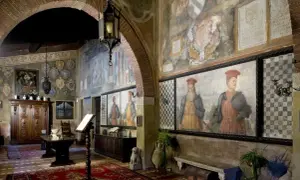 Interno del castello di Drugolo con affreschi storici, ritratti di nobili e arredi antichi.