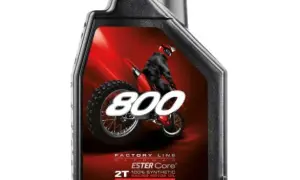 Motul 800 - najlepszy olej syntetyczny do motocykli 2-suwowych