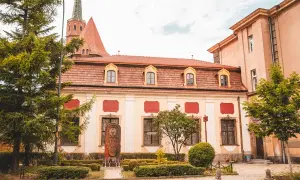 Barokowe budynki z czerwonymi dachami i ozdobnymi elementami, przypominające o bogactwie sztuki i architektury tamtej epoki.