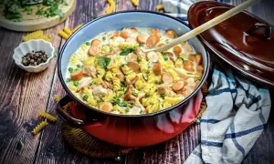 Herzhafte Nudelpfanne mit Erbsen und Würstchen in cremiger Soße. Ein leckeres Gericht, das auch als vegetarische Gerichte eine gute Figur macht.
