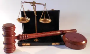 Młotek sędziowski i waga szalkowa symbolizują sprawiedliwość. Gdyby buty miały taką gwarancję, byłoby to jak wygrana w sądzie.