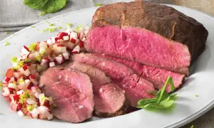 Roast beef succulento, affettato e servito con un contorno di ravanelli e scorza di lime. La ricetta in pentola perfetta per un pranzo speciale.