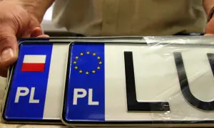 Nowy motocykl czeka na rejestrację. Dwie tablice rejestracyjne PL, jedna z flagą Polski, druga z gwiazdkami UE.