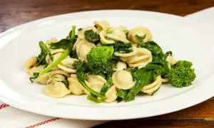 Orecchiette con cime di rapa, un classico piatto italiano. La ricetta orecchiette condimento è semplice e gustosa, perfetta per un pranzo veloce.