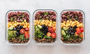 Przepisy na zdrowy lunch do pracy, które zaoszczędzą Twój czas
