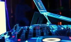 Ile kosztuje DJ na osiemnastkę? Ceny, pakiety i jak nie przepłacić