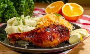 Apetyczne ćwiartki z kurczaka, purée ziemniaczane, surówka z kapusty i pomarańcze.