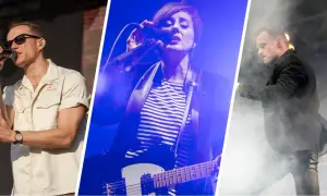 Artyści na scenie podczas letnich brzmień we Wrocławiu. Mężczyzna w okularach śpiewa, kobieta gra na gitarze, a kolejny mężczyzna w garniturze tańczy w dymie.