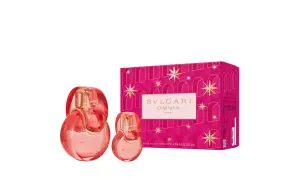 Dwa różowe flakoniki perfum Bvlgari Omnia Coral i ozdobne pudełko z gwiazdkami.