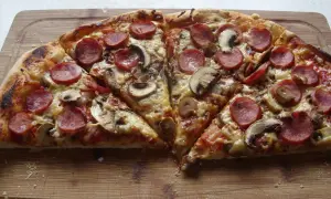 Domowa pizza: jak piec, by smakowała jak z pizzerii?