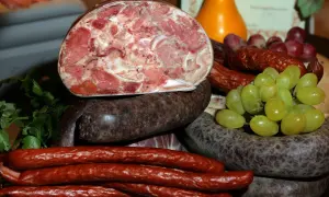 Kiełbasa z Nyski: Kultowy smak PRL-u. Gdzie zjeść dziś legendę?