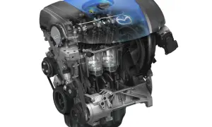 Przekrój silnika Mazda 6 2.0 benzyna z widocznymi tłokami, wałem korbowym i niebieską osłoną zaworów z logo Mazda.